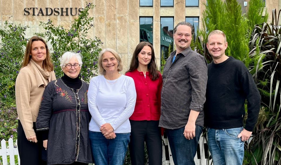 Politikerna står framför stadshuset.