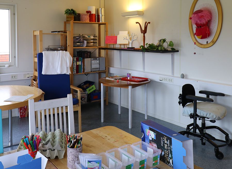 Arbetsrum med skrivbord och hyllor.