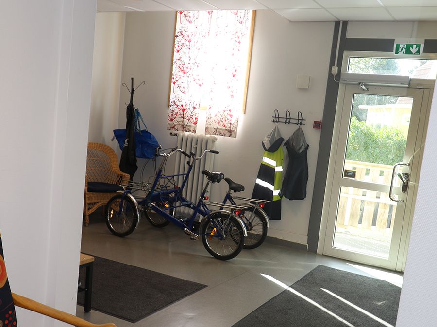Entrén där det står en side-by-side-cykel.
