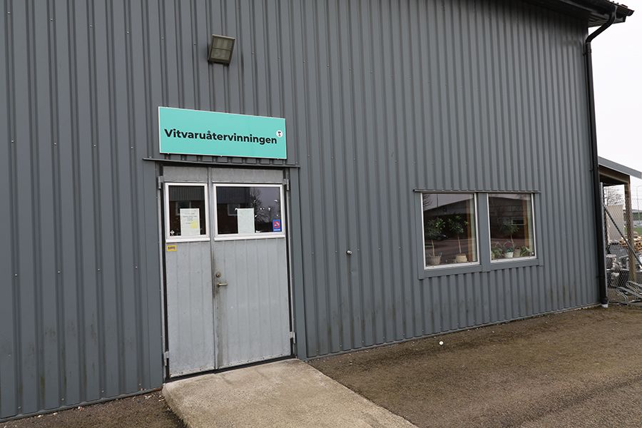 Entrén till en mörkgrå lagerlokal.