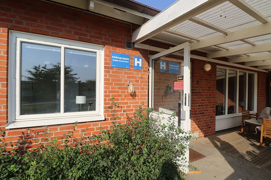 Entrén till en orange tegelbyggnad.