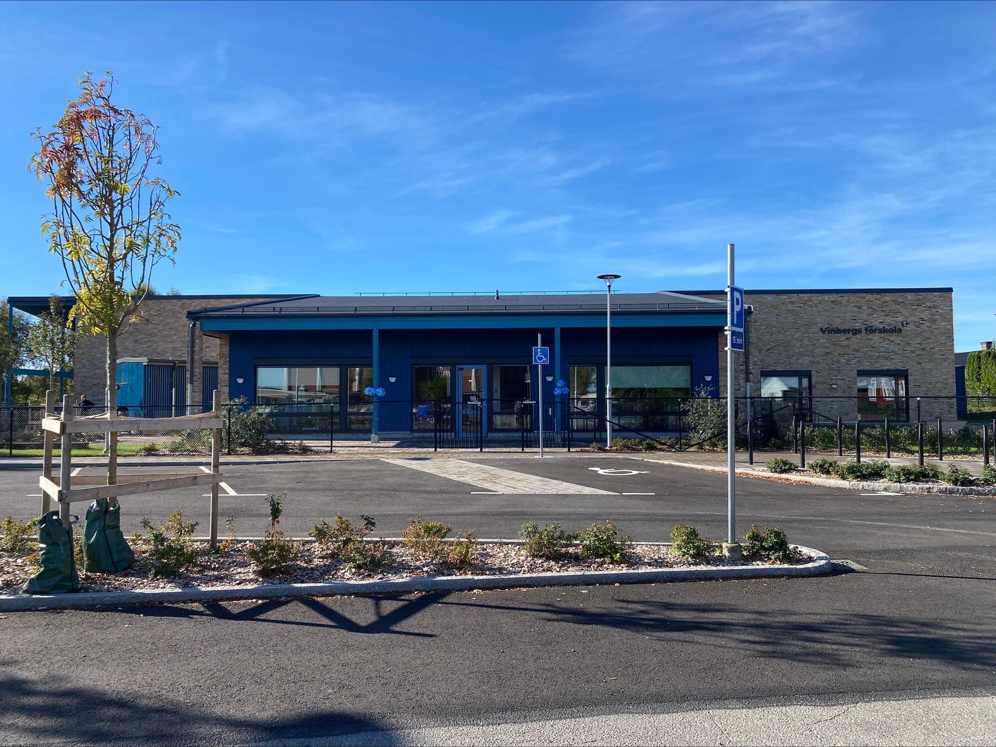 Låg tiv byggnad innanför staket