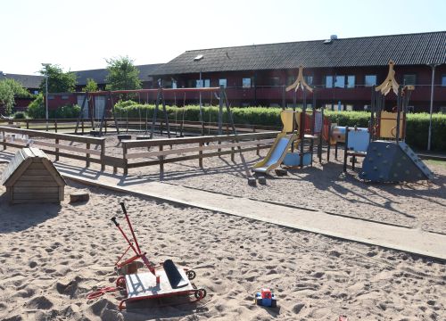 Sandlåda med klätterställning och gungor