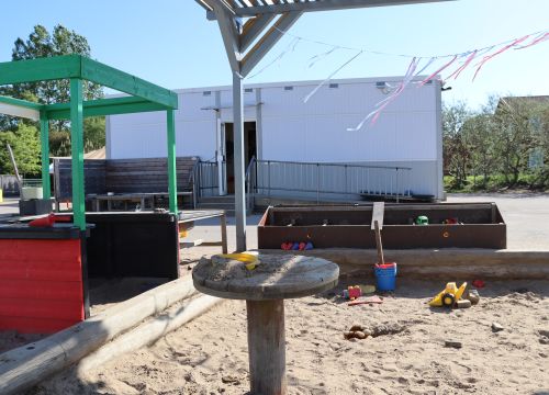 Sandlåda med leksaker, solskydd och minikiosk