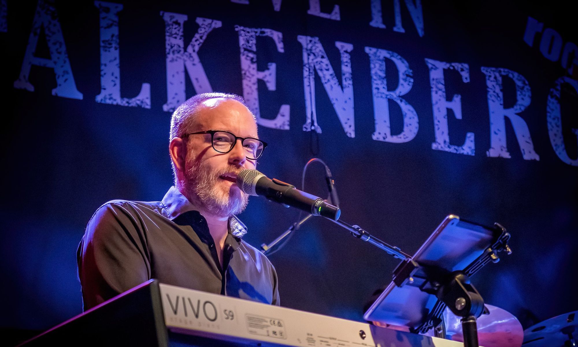 Mats Börjesson framför en mikrofon och digitalt piano.