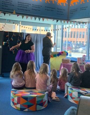 Här får förskoleklasserna 6-årsbok och ta del av spännande drama.