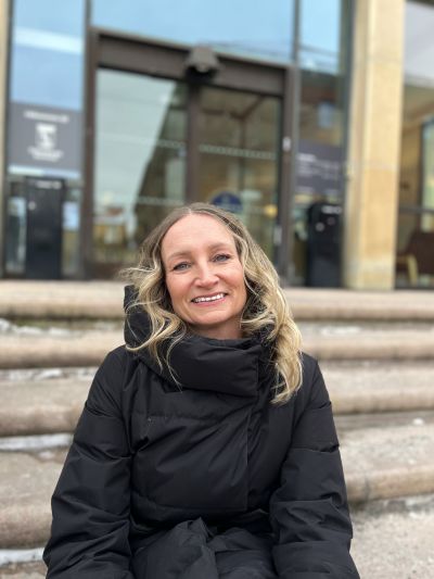 Lotta Jönsson sitter på stadshusets trappa.