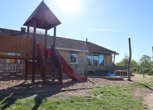 Klätterställning med rutschkana i sandlåda