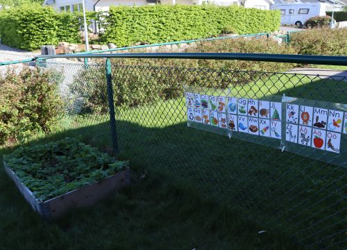 Odningslåda, alfabetsbilder på staket i bakgrunden