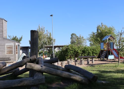 Balansstockar med klätterställning i bakgrunden