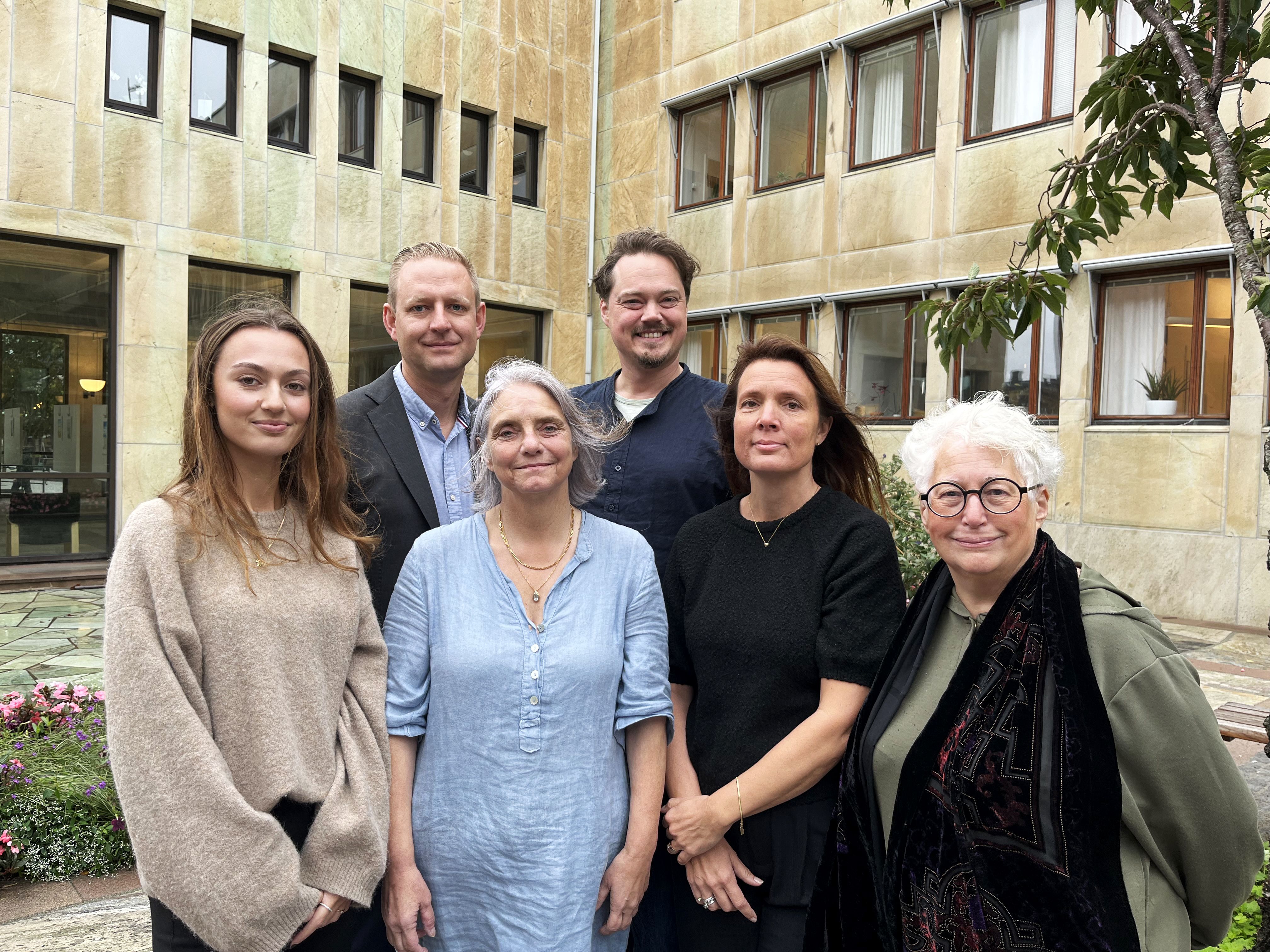 Framtid Falkenberg och vänsterpartiet står framför stadshuset, på innergården.. Från vänster: Miranda Bodiroza (S), Per Svensson (S), Markus Jöngren (MP), Anita Gidén (V), Petra Hygrell (L) och Susan Pettersson (KD).