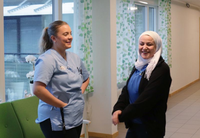 Tova och Farah i korridoren på Solhaga.