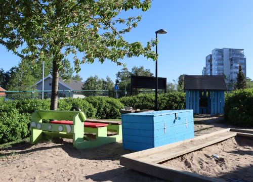 Sandlåda, träbuss och leklåda