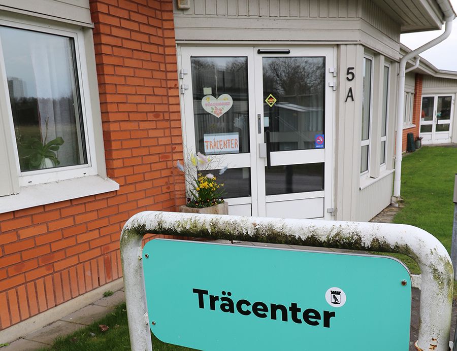 Entrén till en orange tegelbyggnad.