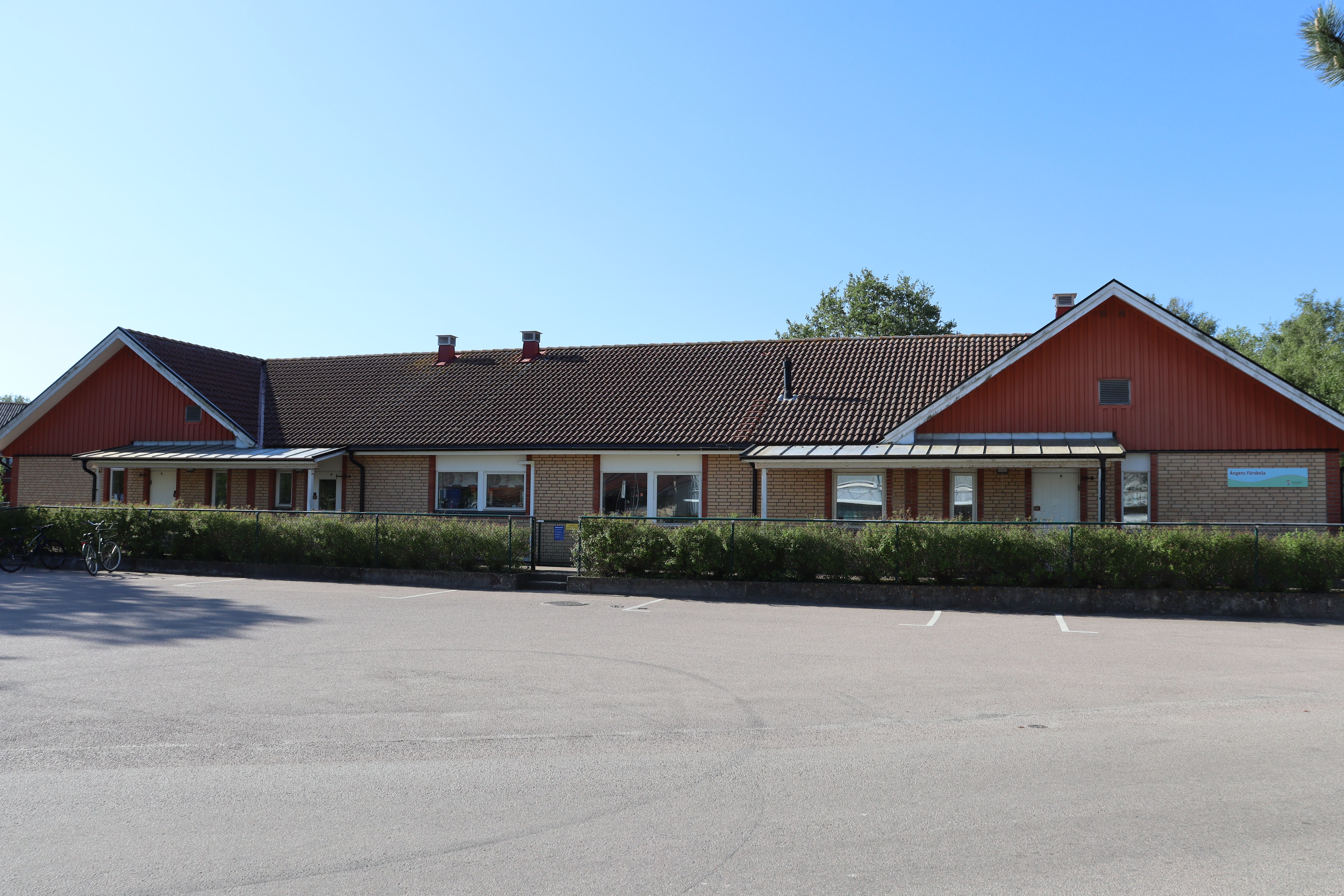 Låg gul och röd byggnad med "Ängens förskola" på fasaden