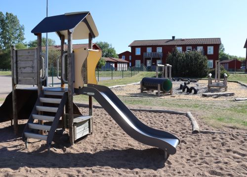 Klätterställning med balansbana i bakgrunden