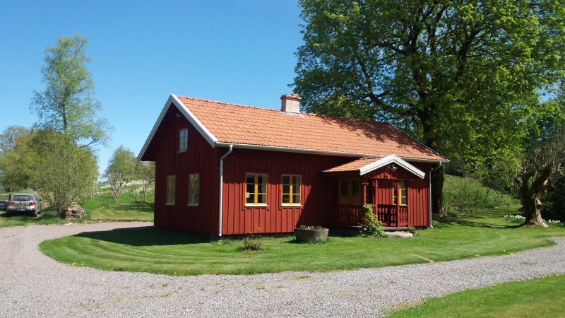 Rött hus med träfasad.