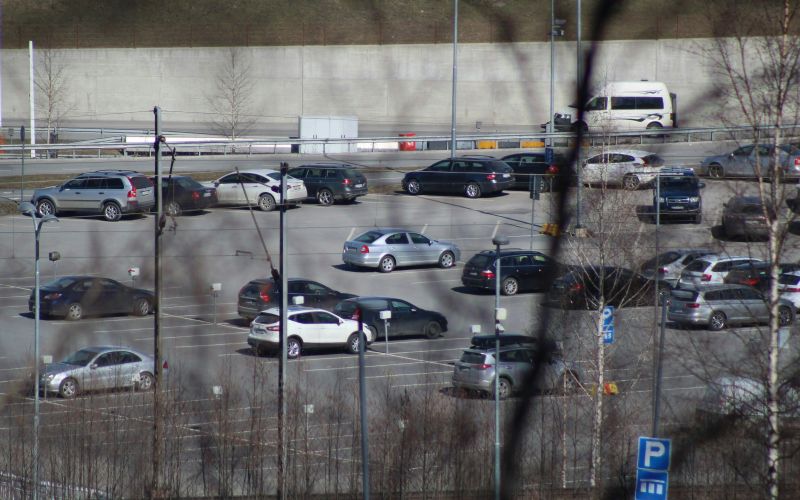 Stor parkeringsplats med många bilar och många tomrum.