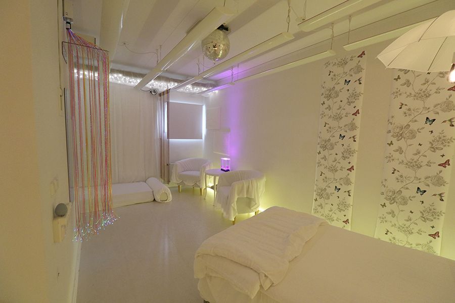 Vitt, avskalat rum med övertäckta fönster.