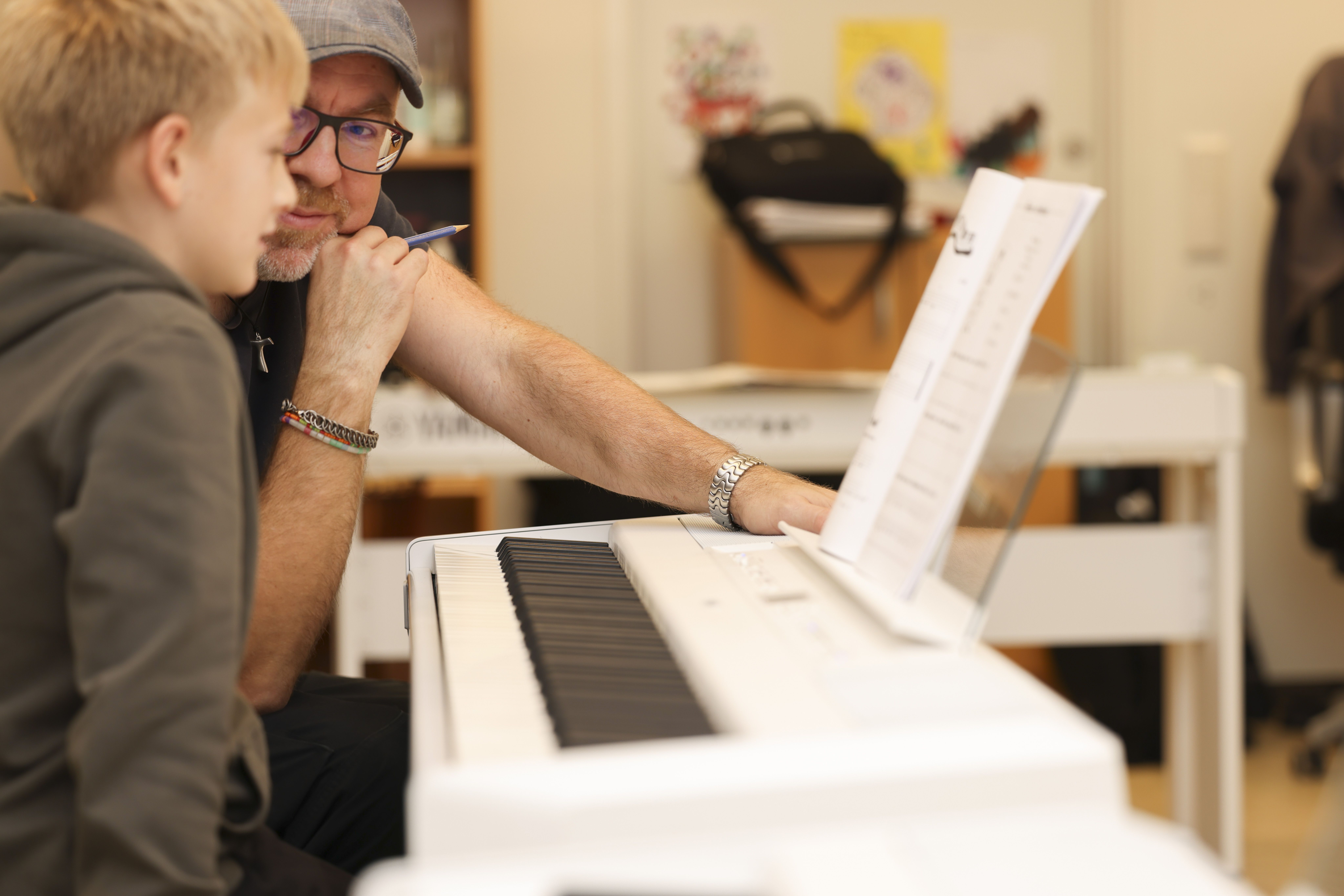 Pianolektion med lärare och en elev