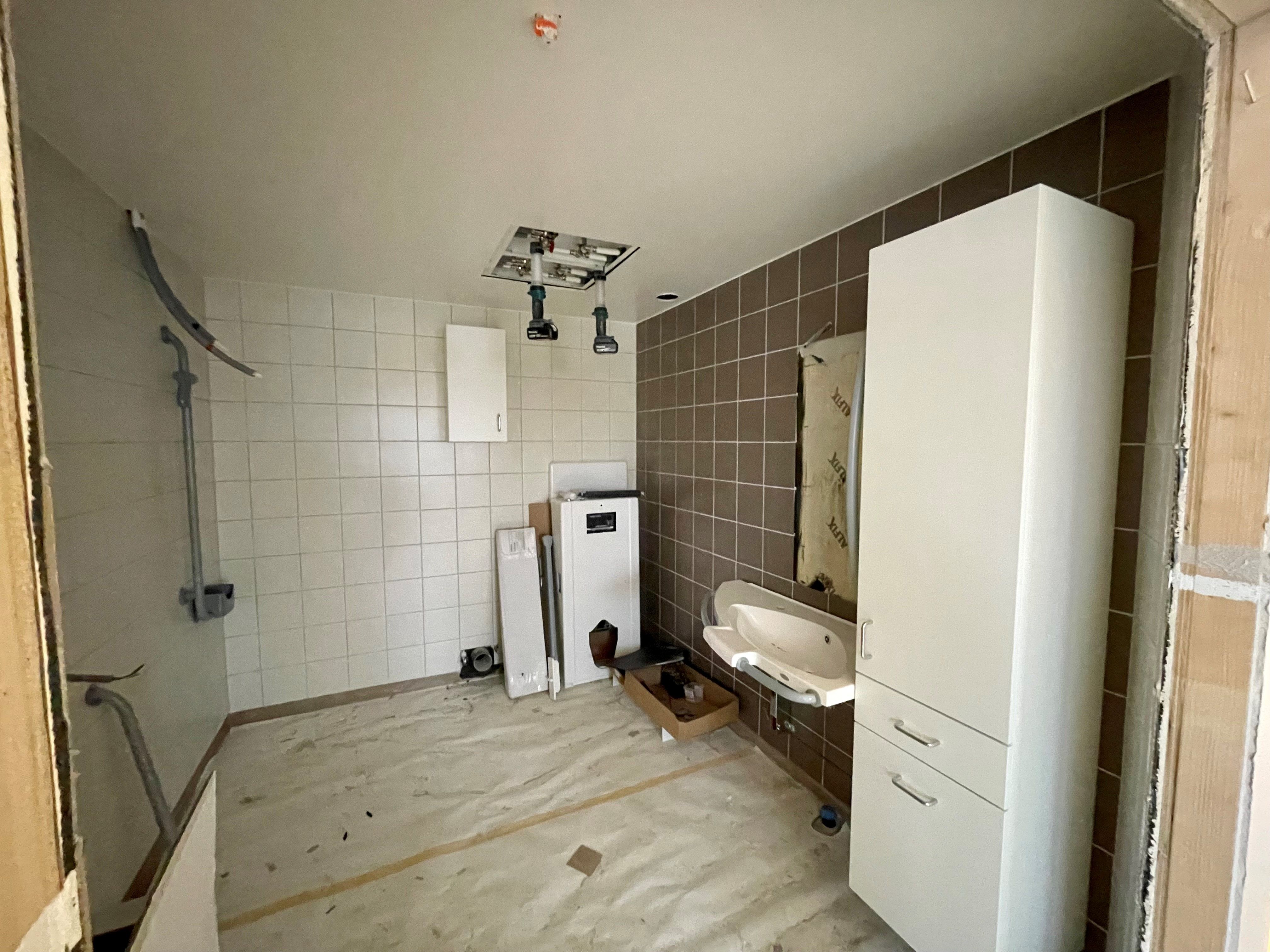 Ett badrum under renovering.