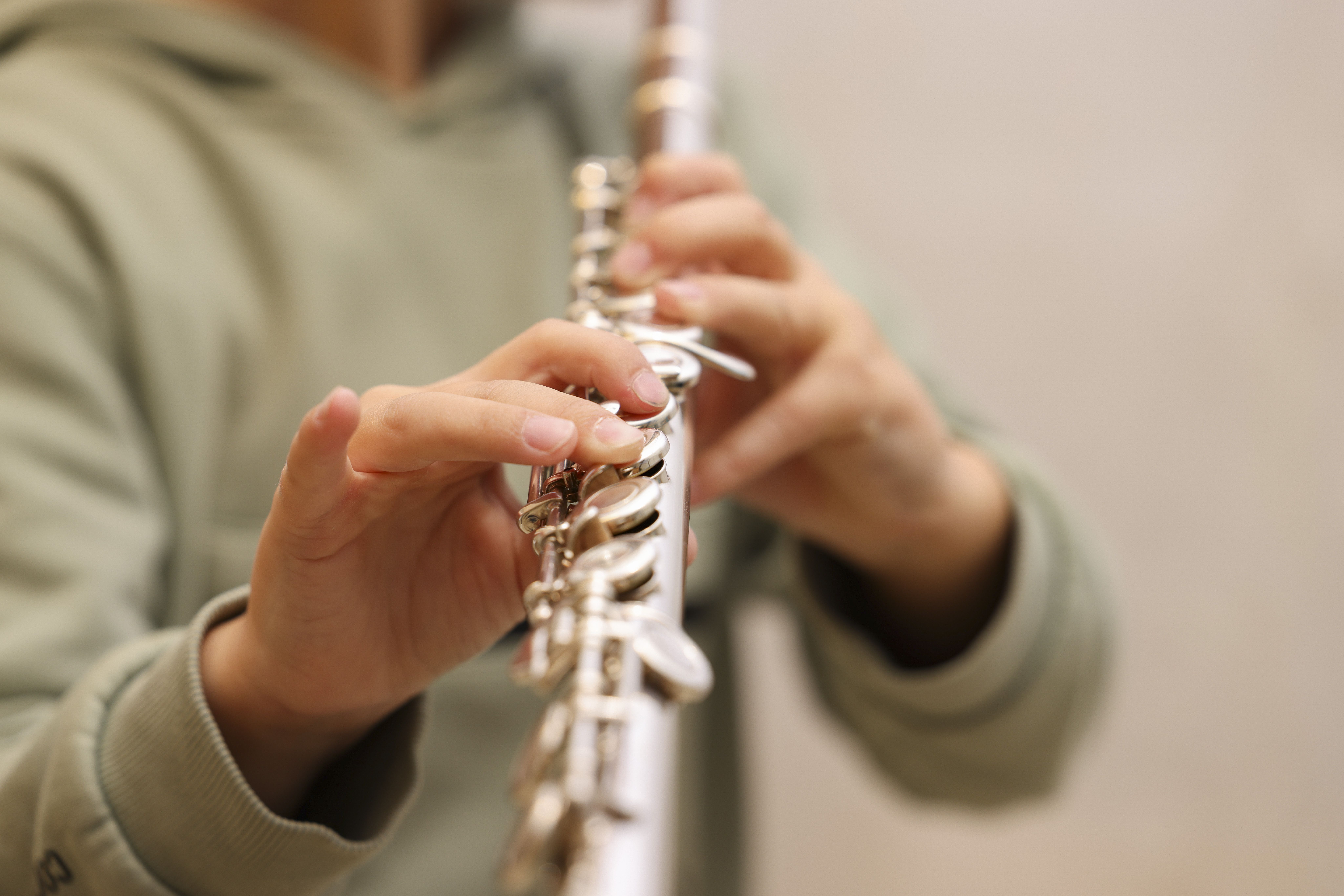 Närbild på en person som spelar tvärföljt