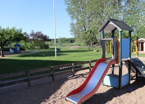 Klätterställning med rustchkana, gräsplan i bakgrunden