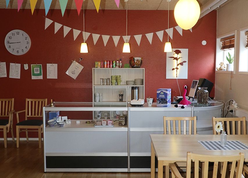 Café med röda väggar träbord.