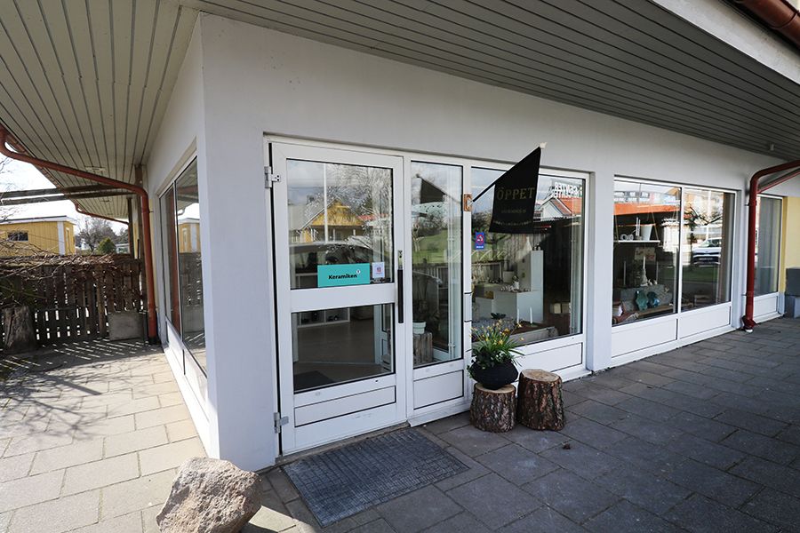 Entrén till en butikslokal.