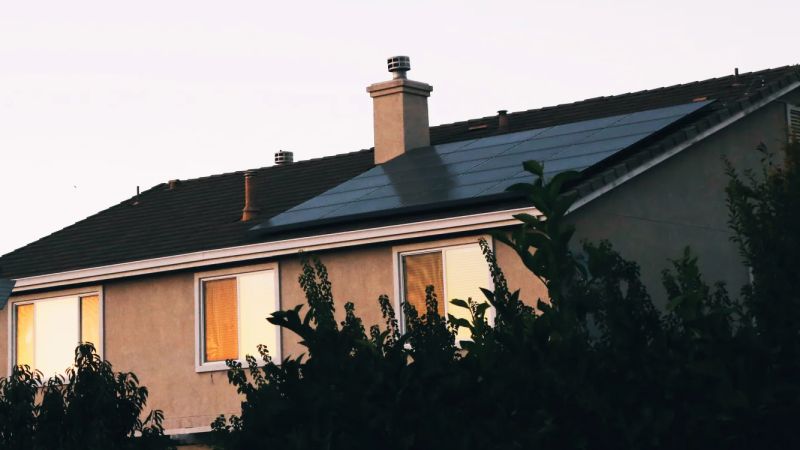 Envåningshus med solceller på taket.