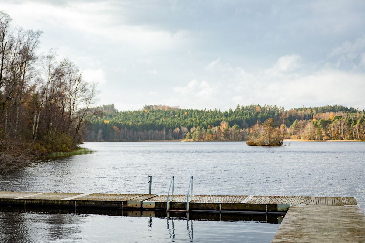 Det finns möjlighet att bada året runt på utvalda platser under vintersäsong, vecka 39–16.