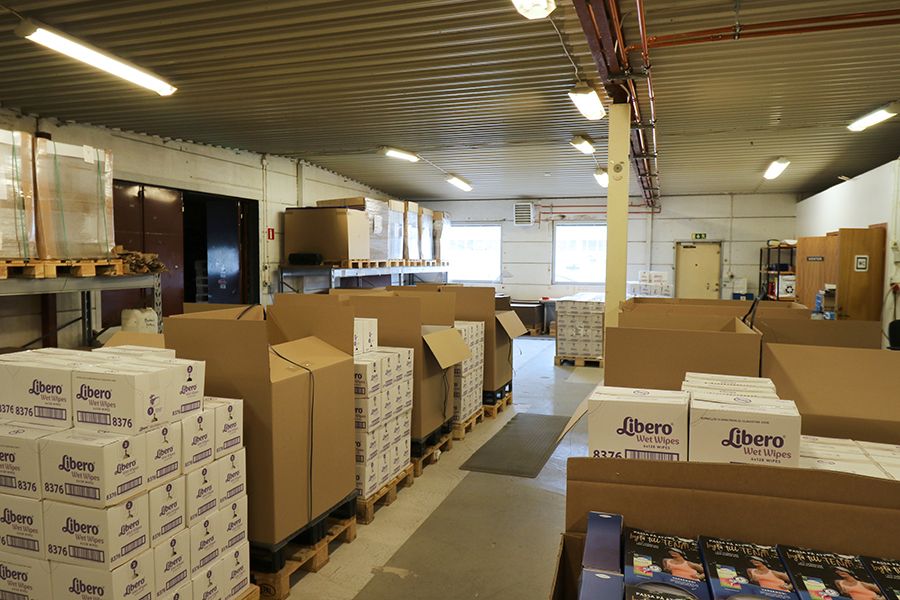 Lagerlokal med lådor fyllda med blöjpaket.