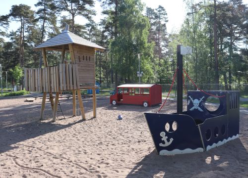 Träbåt, träbuss och klätterställning