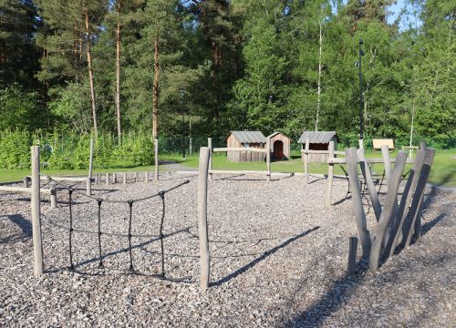 Balansbana med träd i bakgrunden