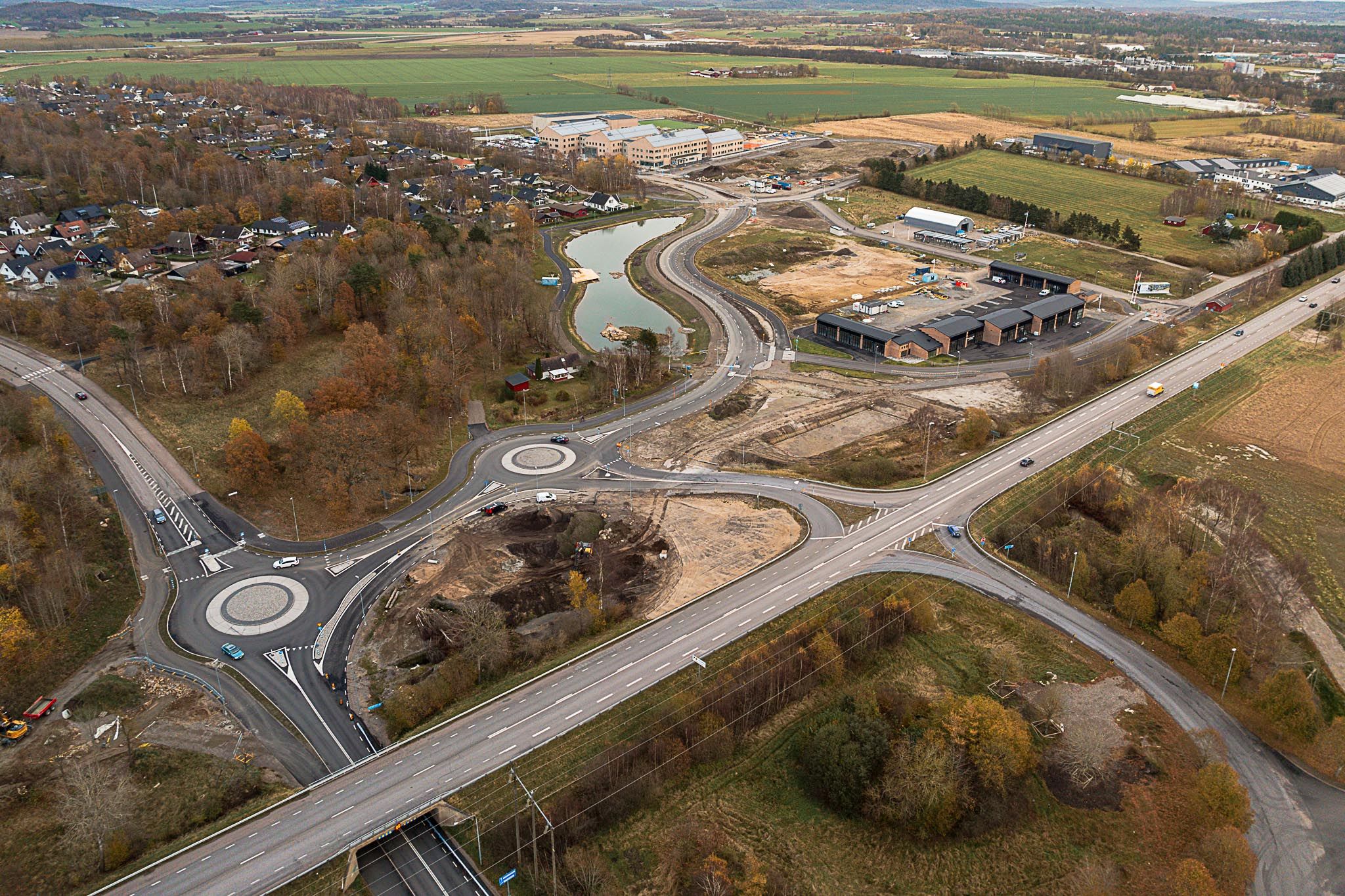 Flygbild över Tröingedal en höstdag.