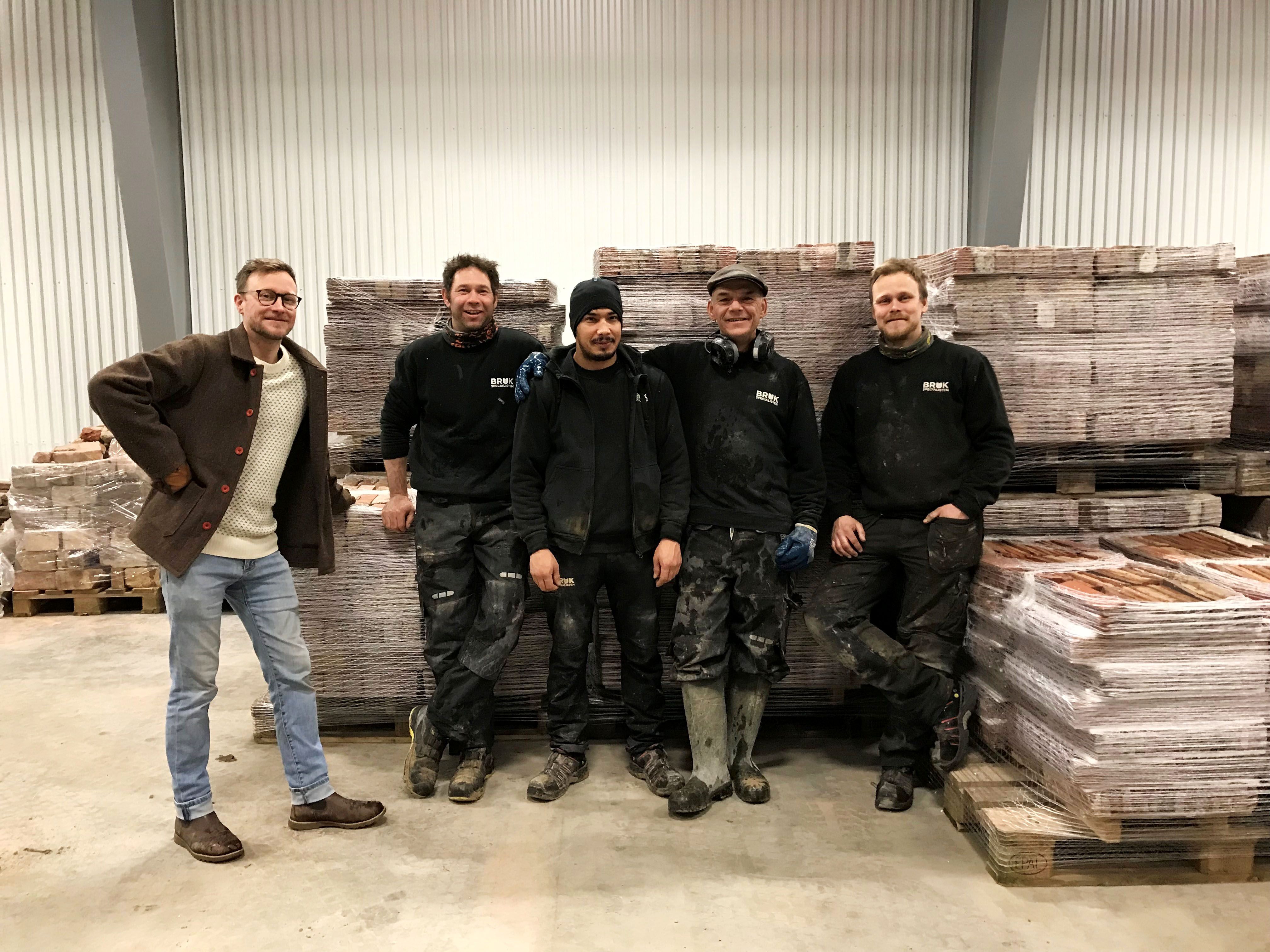 Carl och hans team - fyra andra killar i svarta dammiga arbetskläder.