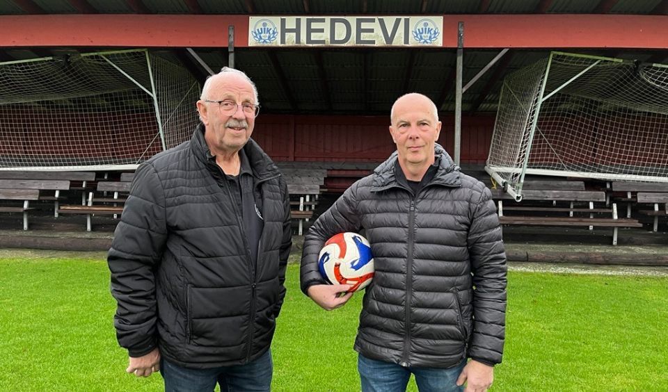 Tommy och Dag i svarta täckjacor framför läkaren på idrottsplatsen Hedevi.