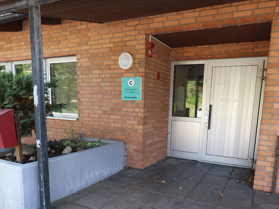 Entrén till en orange byggnad.