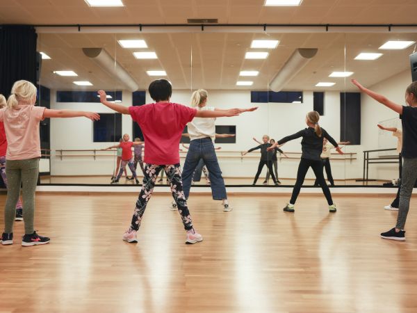 Barn som dansar i danssal