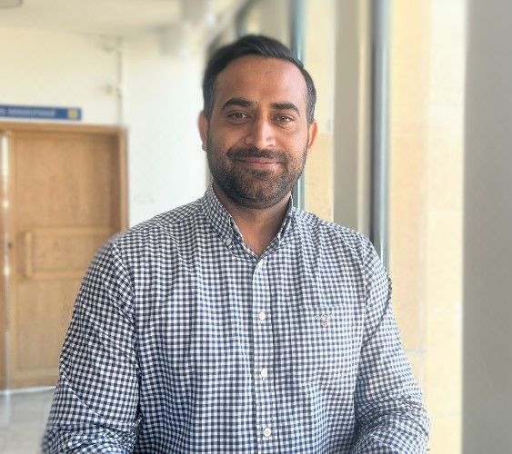 Ali Usman, man i skjorta.