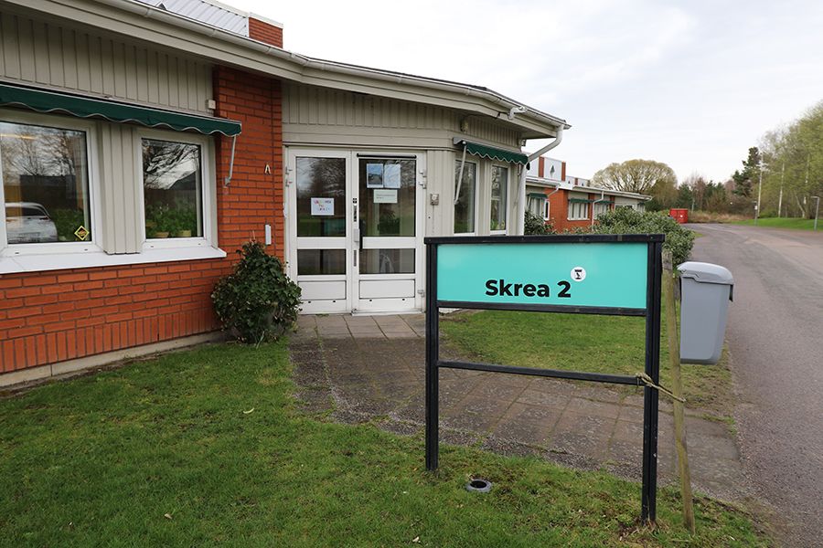 Entrén till en orange tegelbyggnad.