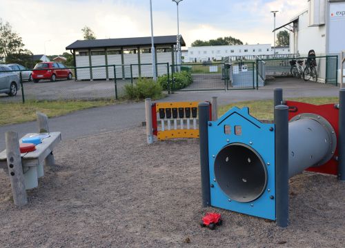 Sandlåda med kryptunnel och bänk