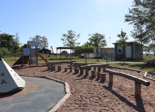 Balansbana i sandlåda och trähydda