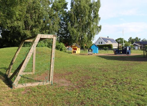 Fotbollsplan med mindre trämål