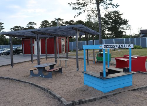 Sandlåda med kiosk, bänkar och bord