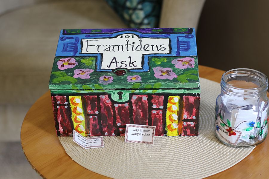 Färgglad ask som det står Framtidens ask på.