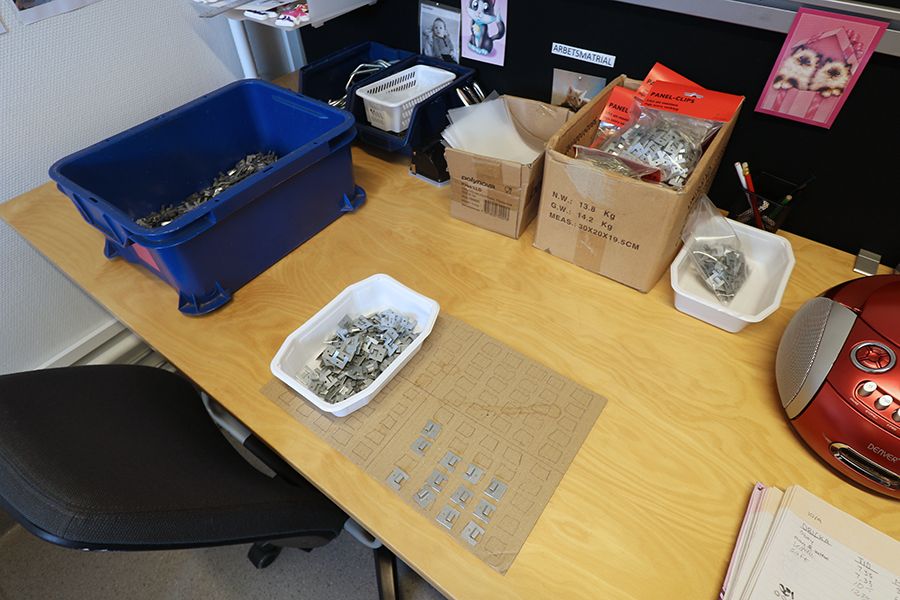 Skrivbord med lådor på. 