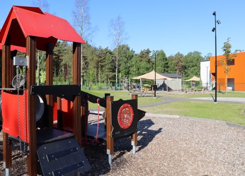 Klätterställning, grön gård i bakgrunden