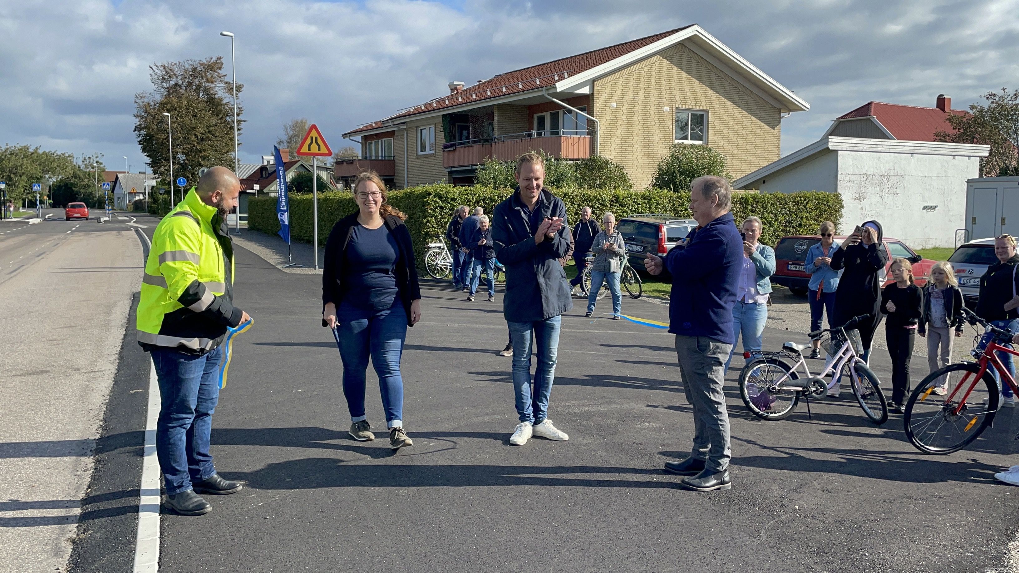 Per Svensson (S), kommunstyrelsens ordförande, och Rebecka Kristensson (S), ordförande i kultur-, fritids- och tekniknämnden inviger den nya sträckan genom att  klippa band.