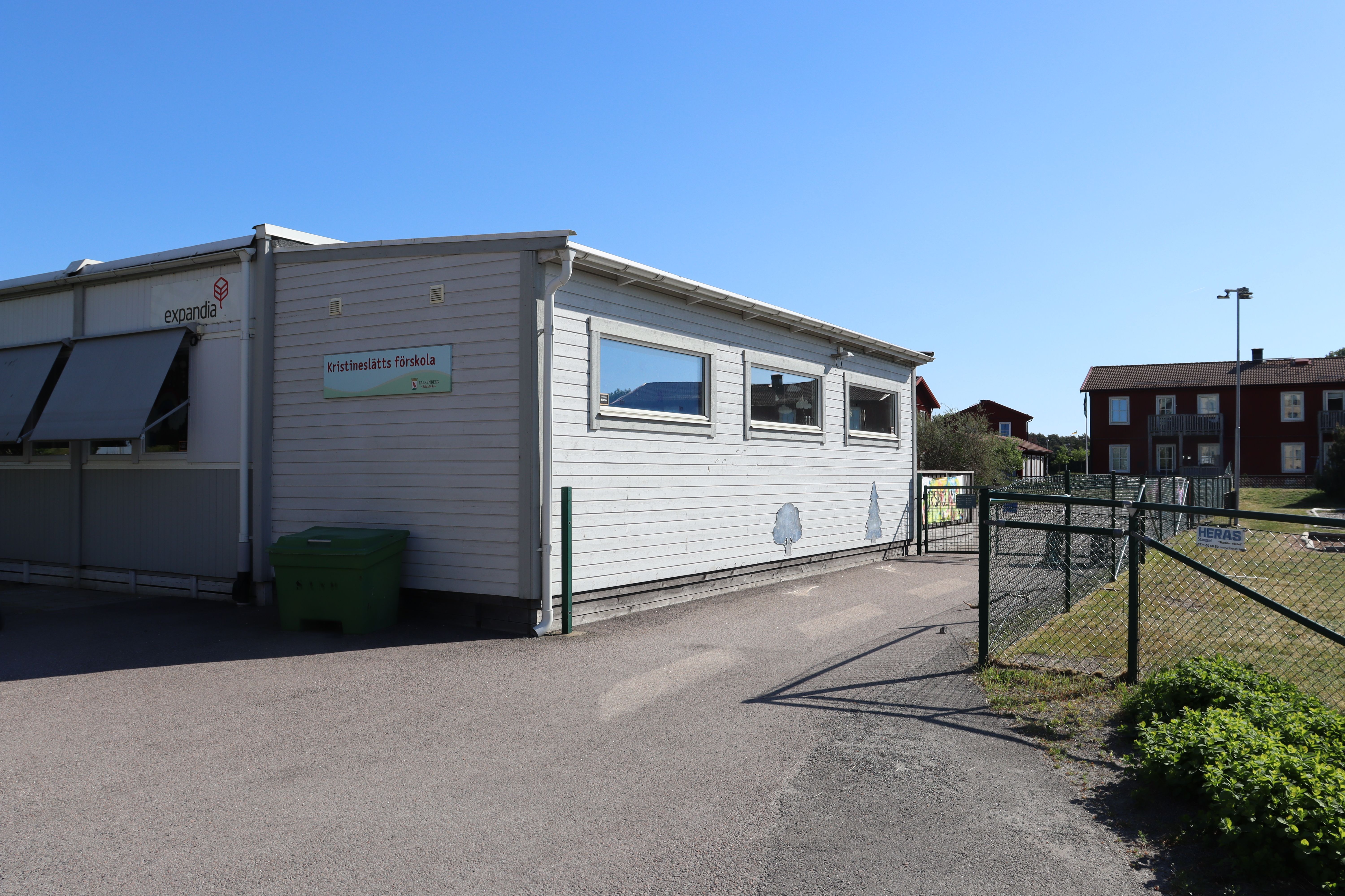 Vit låg fasad med skylt där det står Kristineslätts förskola